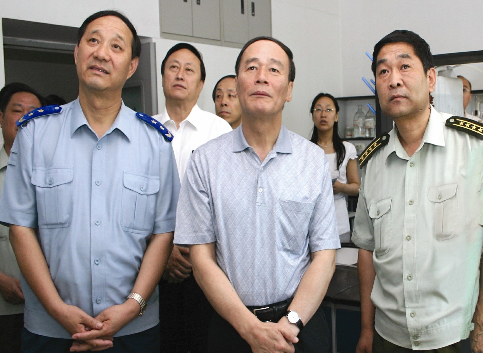 国家副主席王岐山同志参观华兰公司与中国军事医学院共同成立的联合实验室